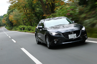 1.5リッターエンジンは、十分なパワーとスムーズさからすがすがしさすら覚える。ボディーのCD値はセダンが0.26（写真は「アクセラセダン15S」）でハッチバックが0.28。