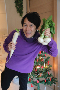 ボクが住むイタリアのシエナでなかなか入手できない大根&株を見つけ、喜びのあまり踊る。