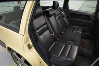 6：4の分割可倒式リアシート。3席すべてに3点式シートベルトが備わっている。
    