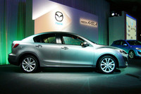 流麗なクーペシルエットを謳う、「アクセラセダン」のサイドビュー。