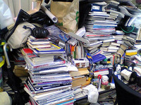 一番美しく（!?）もド迫力なのが左サイド。これを溜めるだけで数年かかる？　面積にして机2、3個ぶん。後ろの人にも“被害”及ぼしてます。