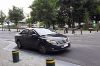 欧州版・現行「カローラ」（前期型）のタクシー。国外専用になったボディはかなり立派に映る。カローラだと言われても即座には信じられない。