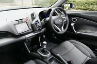 黒と銀でコーディネートされた「α・Black label」のインテリアは、スポーティーな印象。