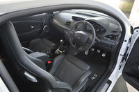 ハンドル位置は右のみ（従来型は左のみ）。ステアリングの黄色いセンターステッチは継承。タコメーターパネルは黄からグレーへ。