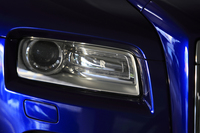 アダプティブヘッドライト。車体中央寄りの部分には、「RR」のロゴマークが添えられる。
    