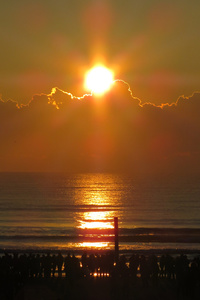 片貝中央海岸から見た初日の出。残念ながら雲の上からの日の出となってしまった。お祭りの司会者いわく、「水平線からの初日の出を拝めたのは、ここ20年で5度くらい」とのこと。うーん、残念。