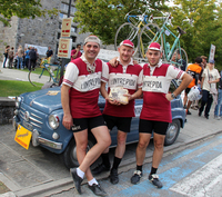 イベントに合わせて、クルマもちょいレトロ。これは別のビンテージ自転車イベントの開催告知チームが乗る元祖「フィアット600」。