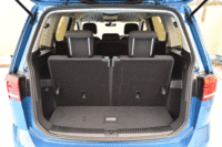 「ゴルフトゥーラン」のラゲッジルーム。荷物を隠すスライディングカバーは、使わないときは床下にしまっておける。（写真をクリックすると、シートの倒れる様子が見られます）