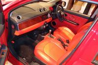 エクステリアに合わせて、インテリアも赤系のカラーで統一される。