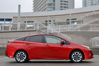 先代同様、なだらかなトライアングルシルエットを描く、4代目「プリウス」のサイドビュー。