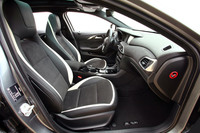 「スポーツ」には、ヘッドレスト一体型のスポーツシートが装備される。