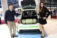 後部に搭載されたメタン用タンクは、FRP＋カーボンで重さはわずか30kg。