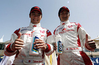 レース後のコメント。佐藤（左）、「チームにとっては素晴らしい結果だった。ぼくたちがバーレーンに来られるように頑張ってくれたメカニックたちのお陰だ。今日は無線ラジオと燃料リグの問題があって、それが理由でピットストップがいくらか混乱したが、チームのスタッフはよく対応してくれたと思う。チームにとっては良い1ステップだった。今日の結果に非常に満足している。有治がフィニッシュできなかったのは残念だったが、チームが必要としていた良いスタートを切ることができた」。井出（右）、「レースをフィニッシュしたかった。だが、エンジンが止まってしまった。金曜日と同じ問題があった。レース序盤、ギアをニュートラルに入れられなくなって、ピットストップでオーバーランしてしまった。自分がクルマの改良のためにどう関わっていけばよいかというのが課題だが、メカニックがこれまで頑張って仕事をしてくれたことは分かっているので、自分の経験不足を申し訳なく感じる。エンジニアと問題を見直して、次のマレーシアではフィニッシュを目指してベストを尽くす」。（写真＝Honda）