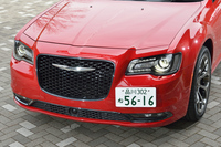 マイナーチェンジを機にデザインが変更されたフロントまわり。グロスブラックのグリルや、LED式のフォグランプが目を引く。