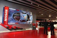 ショールームに足を踏み入れると、壁面に飾られた、1998年のルマンで総合3位に入賞した「R390」が出迎えてくれる。