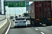 大型トラックとのランデブー。この時、実験車両は右隣のトラックの存在を把握しており、ほかの車両よりも優先的に動きを観察している。