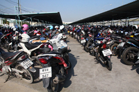 工場の駐輪場にギッシリと駐車された従業員のバイク。タイの交通の主流は、今でもバイクのようだ。
    