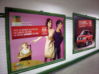 赤子よりも、向こうの「ダッジ・ジャーニー」。