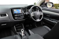 インテリアでは、シフトレバーならぬセレクターレバーや、専用のハイコントラストメーターなどが「PHEV」ならではの特徴。