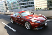 複雑な造形のパネルが見事にまとめ上げられた「ヴァンキッシュ」のエクステリア。長く伸びたサイドストレークや、細く鋭いブレードのようなLEDリアライトなど、「One-77」からフィードバックされたディテールが随所に見られる。