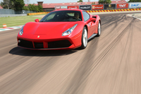 フィオラーノ・サーキットを行く「488GTB」。