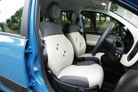 ツートンカラーの配色とバックレストの模様が個性的なシート。形はシンプルだが、座り心地は上々。
    