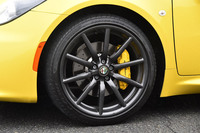 テスト車には、フロント＝205/40R18、リア＝235/35R19というサイズのタイヤや、スポーツサスペンションなどからなるオプションの「スポーツパッケージ」が採用されていた。