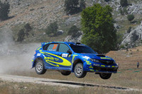 豪快なジャンプを見せる、新井のマシン。後半の走りに期待がかかる。