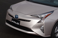 新型「プリウス」のフロントまわり。ホイールハウス前方の平面部が空力性能の向上に寄与するとされている。