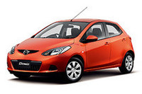 デビューからちょうど1年を迎える「マツダ・デミオ」。新色「パッションオレンジマイカ」（写真）が加わった。