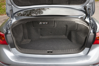 ハイブリッド車のトランク容量は400リッターと、ターボ車より100リッター小さく、トランクスルー機構も設定されていない。
    