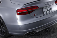 スモーク仕様のリアコンビランプが備わる「S8プラス」のリアまわり。バンパー下部からは、ブラッククロームのエキゾーストパイプが顔をのぞかせる。