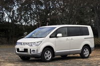 【スペック】デリカD：5 G-Powerパッケージ：全長×全幅×全高＝4730×1795×1850mm／ホイールベース＝2850mm／車重＝1700kg／駆動方式＝FF／2リッター直4SOHC16バルブ（150ps/6000rpm、19.4kgm/4200rpm）／価格＝266万1000円（テスト車＝314万4000円／ボディーカラー＝＜ウォームホワイトパール／クールシルバーメタリック＞＝3万1500円／7インチHDDナビゲーション＝36万7500円／SRSサイド＆カーテンエアバッグ＝8万4000円）