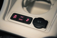 走行モードの選択が可能な「ドライビングプロファイル機能」のスイッチ。シフトセレクターの前方に備わる。