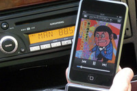 「iPod touch」とお気に入りのグルンディッヒ製CDラジオ。