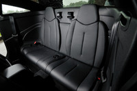 「RCZ」のシート配置は2＋2。後席のヘッドクリアランスはミニマム。あくまで非常用といったところ。