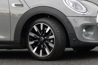 「クーパー」の標準タイヤサイズは175/65R15だが、テスト車には、オプション設定の205/45R17サイズのタイヤが装備されていた。