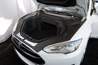 モーターは車体後部に搭載されるので、ボンネットの下には容量150リッターのトランクが用意される。