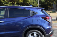 ウィンドウのモールに隠すように備えられたリアドアのアウターハンドル。テールランプのデザインなどは、純ガソリン車とハイブリッド車で異なっている。