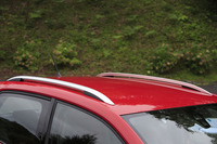 シルバーのルーフレールが標準で備わる。
    