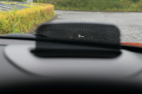 オプション装備のヘッド・アップ・ディスプレイ。車速などの表示に加え、カーナビと連動した矢印によるルートガイダンス機能も備わる。
    