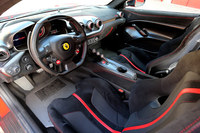 各所にカーボン素材やアルカンターラが用いられたインテリア。軽量化のため、グローブボックスは省かれている。