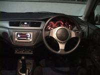 280ps/6500rpmの最高出力と、39.0kgm/3500rpmの最大を発生する2リッターターボ。テスト車の参考燃費は、394.3km走って6.0km/リッターだった。ステアリングホイールは、365mmの小径。ステアリングボスのリングが、シフトノブベース部に反復される。フロントバケットシートは、従来モデルより3kg軽量化したという。