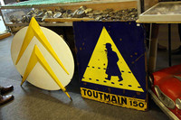 足元を見れば、シトロエン旧ロゴなどのホーロー看板が。