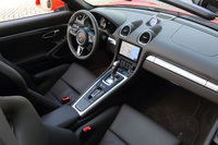 「718ボクスターS」のインストゥルメントパネルまわり。インフォテインメントシステムには、Apple CarPlayなどの機能を備えた最新の「ポルシェ・コミュニケーションマネージメントシステム（PCM）」が採用されている。