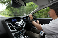 クラビ郊外のカントリーロードを行く筆者。