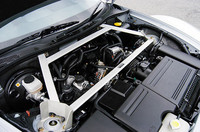 エンジンカバーを取り外し、パフォーマンスバーでボディを強化。ほかに、足まわりやブレーキパッドなどが変更されていた。