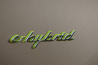 メカニズムの特徴を示す「e-hybrid」エンブレム。「カイエンS E-ハイブリッド」の各所には、象徴的なアクセントカラーとして黄緑色が使われる。
    