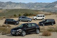 「GLAクラス」は、メルセデスの現行ラインナップの中では最小サイズとなるSUVモデル。写真手前から時計回りに、「GLAクラス」「GLKクラス」「Mクラス」「Gクラス」「GLクラス」。
    