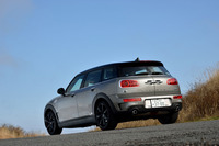 特徴的なデザインのランプが目を引くリアビュー。マフラーエンドは、左右振り分け式になっている。